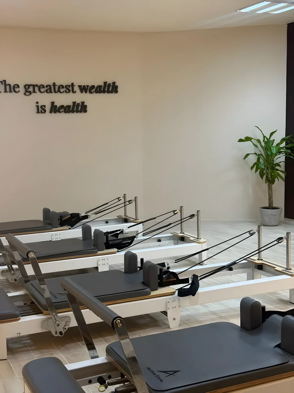 Detalle de los reformers en LÜMA Pilates
